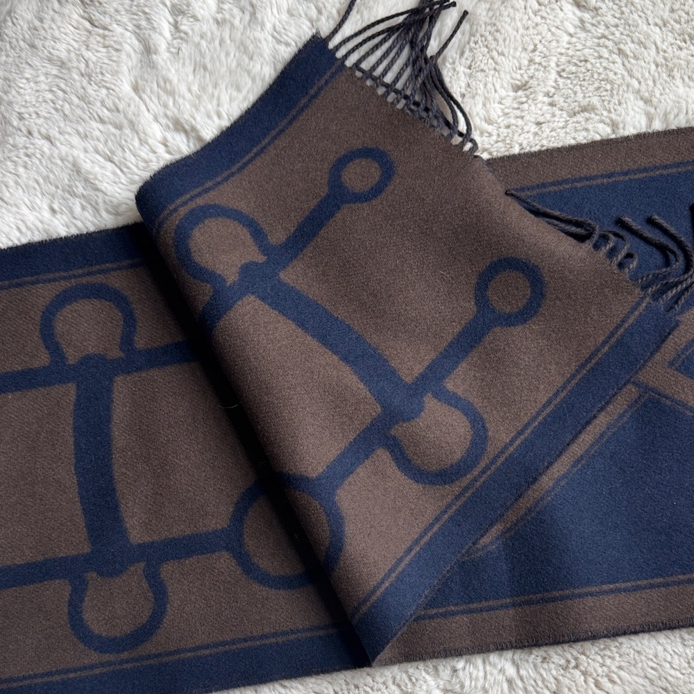 Authentic brand new Hermes women’s scarf - Picture 4 of 8